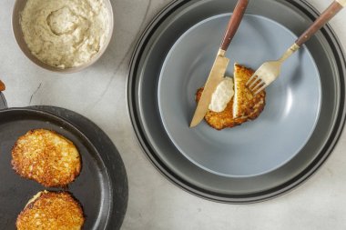 Üstten Görünüm patates gözlemesi ışık yüzey üzerinde mantar sosu ile