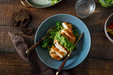 Koyu ahşap bir masa üstten görünüm üzerinde kızarmış sebze ile tavuk göğsü