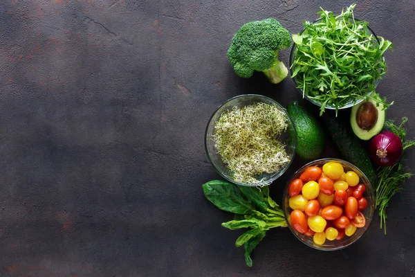 Zutaten Für Detox Salat Brokkoli Spinat Avocado Rucola Erbsensprossen Luzerne — Stockfoto