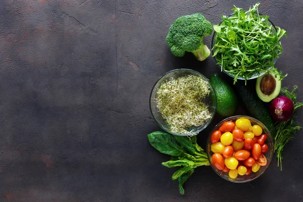 Detoks salata için malzemeler kümesi. Brokoli, ıspanak, avokado, roka, bezelye çekimleri, yonca, soğan, domates ve salatalık gri, en iyi görünüm