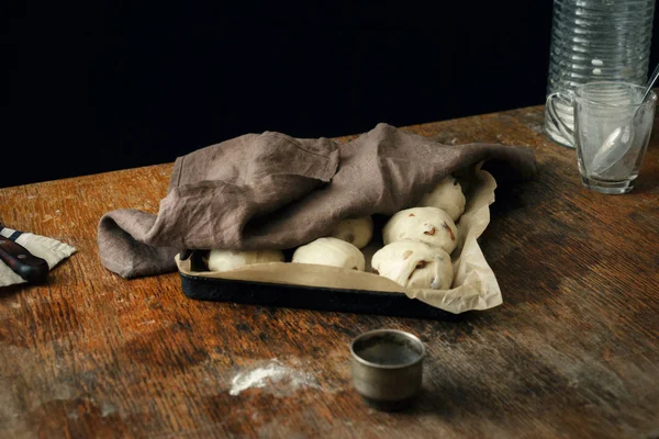 イースターのための生地は木製のテーブルにトレイにパンをクロスします — ストック写真