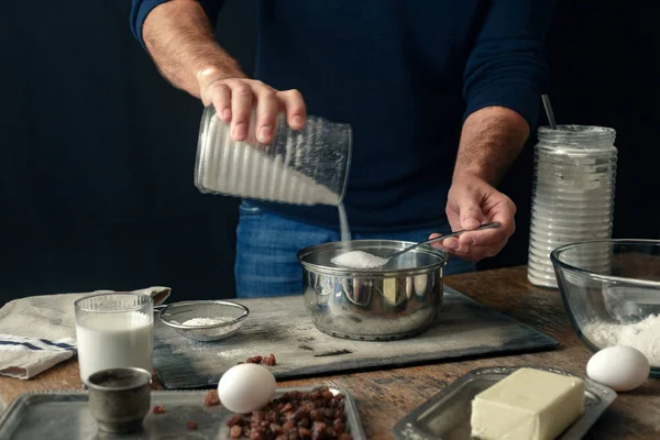 Manliga Händer Matlagning Degen För Påsk Kors Bullar — Stockfoto