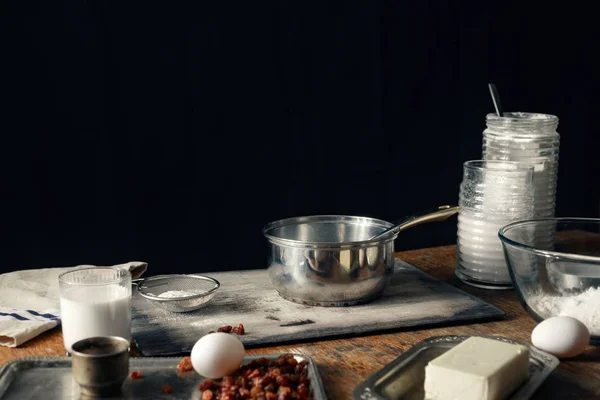 Ingredienser För Matlagning Påsk Hemmagjord Kors Bullar Träbord Rustik Stil — Stockfoto