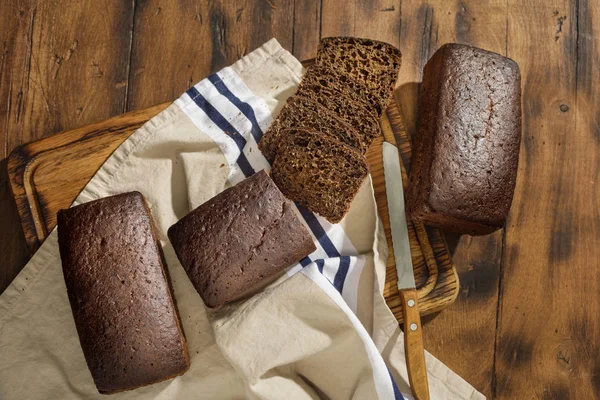 Üst görünümünü çavdar ekmeği kıyılmış somun üzerinde karanlık yüzey, en iyi görünüm