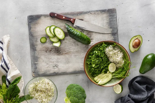 Ingredienti Diversi Cucinare Insalata Disintossicante Superficie Bianca Vista Dall Alto — Foto Stock