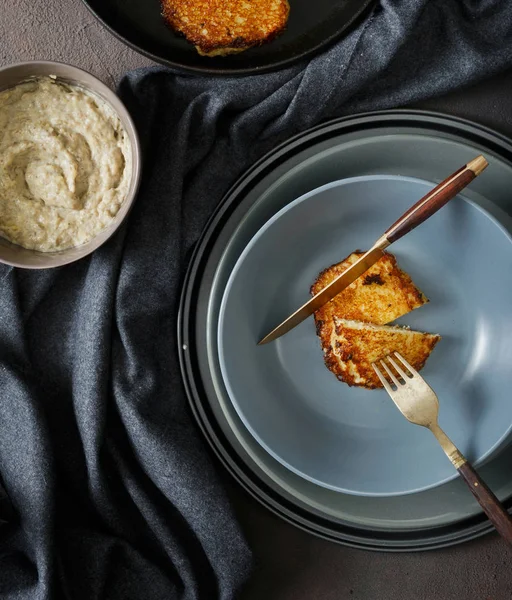 Potatis Fritters Med Svampsås Mörk Yta Top View — Stockfoto