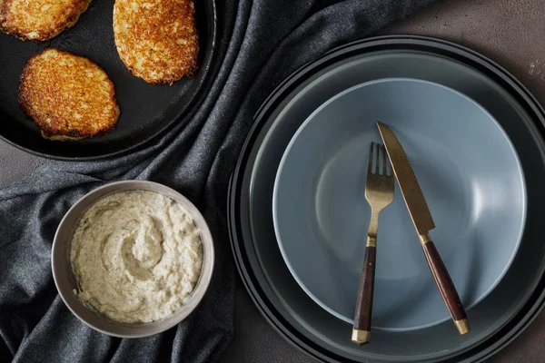 Beignets Pommes Terre Sauce Aux Champignons Sur Une Surface Sombre — Photo