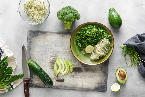 Ingredientes Diferentes Para Cozinhar Salada Desintoxicação Superfície Branca — Fotografia de Stock