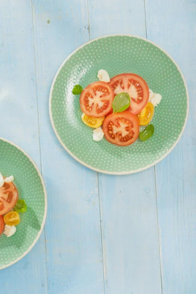 Italiensk Sallad Med Tomater Och Mozzarellaost Blå Träbord Ovanifrån — Stockfoto