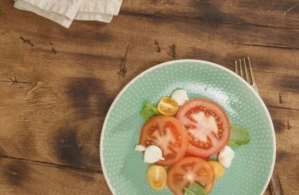 Närbild Italiensk Sallad Med Tomater Och Mozzarellaost Mörka Träbord Ovanifrån — Stockfoto