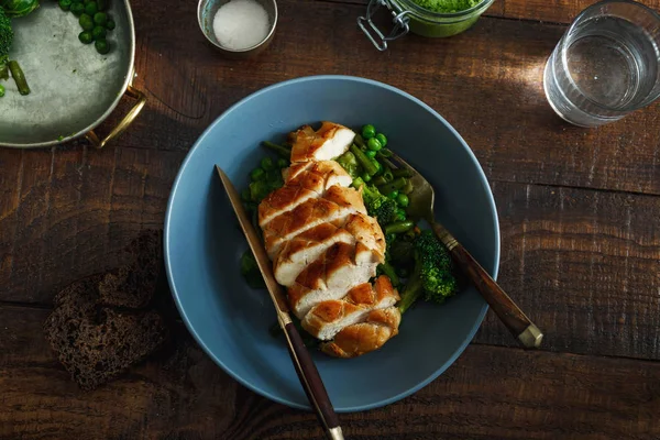 Kom Met Kipfilet Gebakken Groenten Een Donkere Houten Tafel Bovenaanzicht — Stockfoto