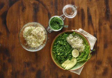 Yemek pişirmek için maddeler koyu ahşap arka plan, üstten görünüm salataya Detoks