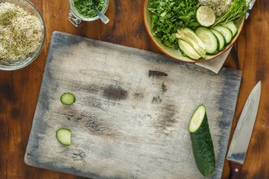 Kesme tahtası malzemelerle yemek pişirmek için Detoks salata koyu ahşap yüzey, en iyi görünüm üzerinde