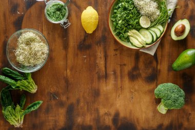 Üstten Görünüm maddeler koyu ahşap yüzeye Detoks salata yemek pişirmek için
