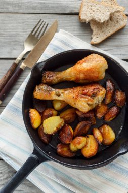 Kızarmış tavuk budu, patates kızartması, tavada görünümü top