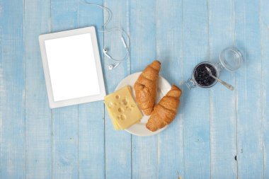 Kahvaltı Masası beyaz tablet, kruvasan, reçel, peynir ve kahve ev mutfak, üstten görünüm
