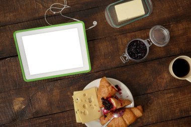 Tablet ve gıda, üstten görünüm ile evdeki çalışma İşyerinde