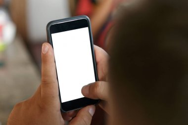 Erkek elinde boş ekran ile akıllı telefon yakın çekim