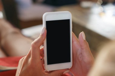 Boş ekran eller ile beyaz akıllı telefon yakın çekim