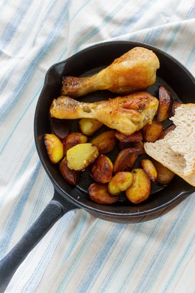 Patas Pollo Frito Papas Fritas Sartén Sobre Mantel Vista Superior — Foto de Stock