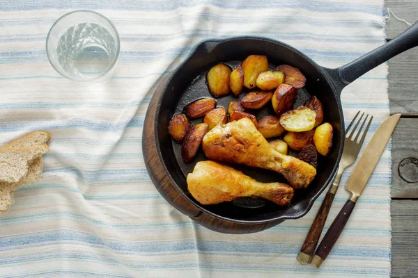 Vista Superior Patas Pollo Frito Con Papas Fritas Sartén Sobre — Foto de Stock