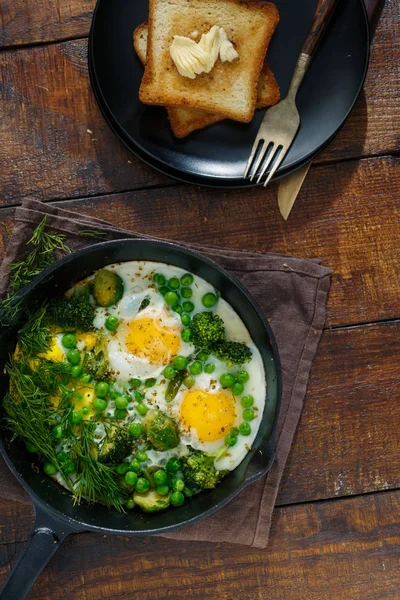 Huevos Fritos Con Coles Bruselas Frijoles Brócoli Guisantes Verdes Sartén —  Fotos de Stock