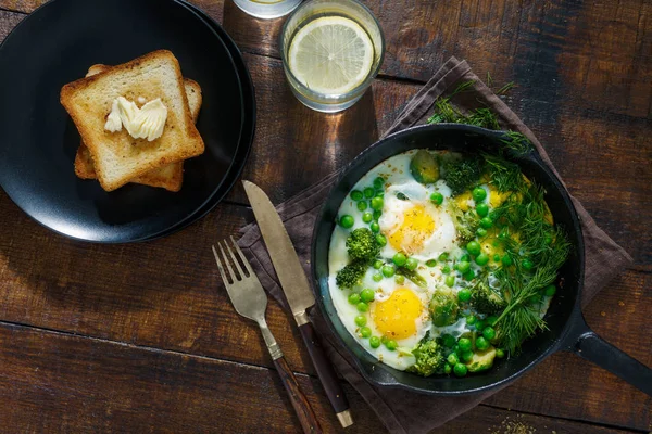 Huevos Fritos Con Coles Bruselas Frijoles Brócoli Guisantes Verdes Sartén —  Fotos de Stock