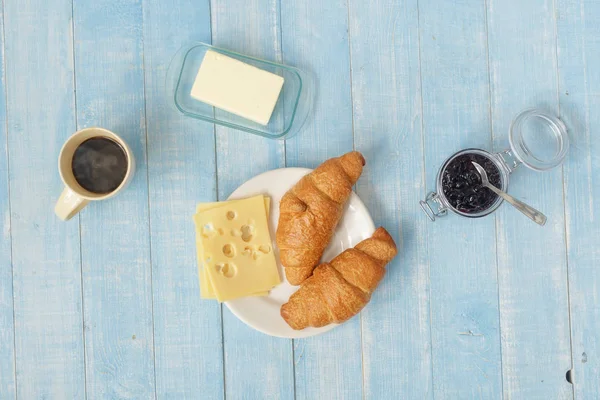 朝食テーブルの概念 一杯のコーヒー クロワッサン ジャム バター チーズの白い木製のテーブル 上から見る — ストック写真