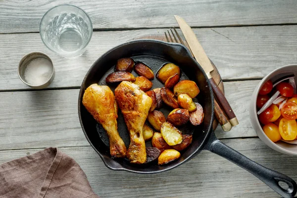 Pernas Frango Fritas Com Batatas Fritas Panela Ato Fritar Mesa — Fotografia de Stock