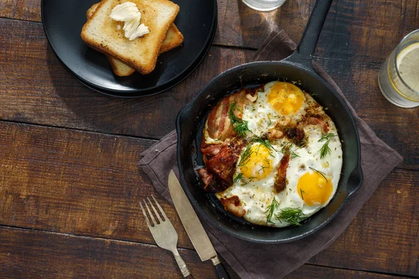 Mesa Desayuno Completa Con Huevos Fritos Con Tocino Sartén Sobre —  Fotos de Stock