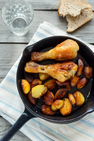 Patas Pollo Frito Con Papas Fritas Sartén Sobre Mesa Madera — Foto de Stock