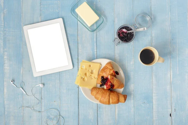 Сніданок Зверху Сніданок Білим Планшетом Кавою Круасанами Сиром Варенням Домашній — стокове фото
