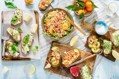 Üstten Görünüm vejetaryen yemek. Çeşitli vejetaryen bruschetta, salata q