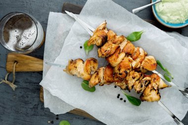 Şiş kebap tavuk fileto bira ve sos, üstten görünüm
