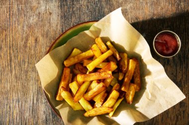 Fransız kızartması üstten görünüm plakalı ketçap