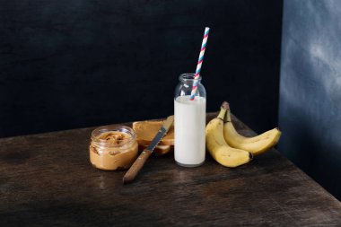 Sağlıklı kahvaltı. Sandviç fıstık ezmesi, muz, m şişe