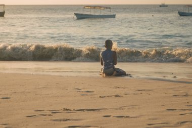 okyanus kıyısında oynayan zavallı Afro-Amerikan çocuk