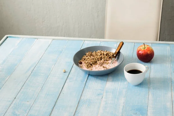 Talíř kaše s jogurtem, kávou a apple. Zdravá snídaně — Stock fotografie