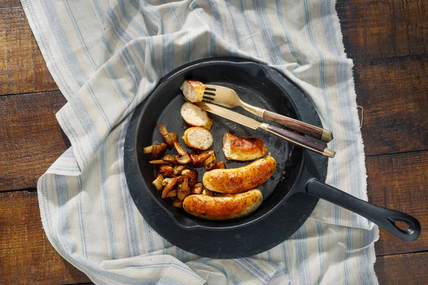 Embutidos de pollo frito con champiñones en sartén, vista superior — Foto de Stock