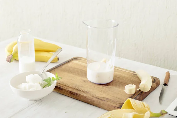 Ingrédients faisant milkshake avec banane dans la cuisine à la maison — Photo