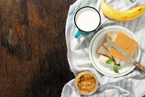 Healthy breakfast. Sandwiches peanut butter, banana, milk top vi — Stock Photo, Image