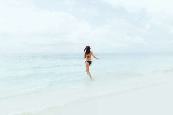 Joven Mujer Corriendo Océano Día Soleado Concepto Vacaciones Verano — Foto de Stock