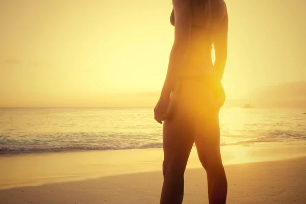 Mujer Pie Playa Atardecer Primer Plano — Foto de Stock