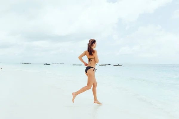 Jonge Vrouw Loopt Oceaan Een Zonnige Dag Zomer Vakantie Concept — Stockfoto