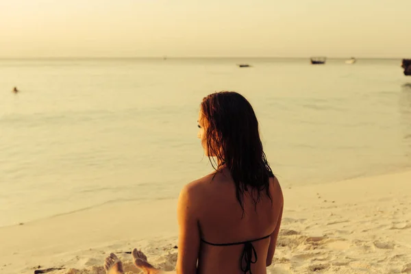 Молодая Женщина Сидит Пляже Наслаждается Закатом — стоковое фото