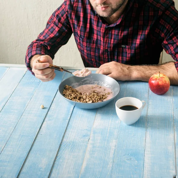 Человек Ест Кашу Йогуртом Здоровая Концепция Завтрака — стоковое фото