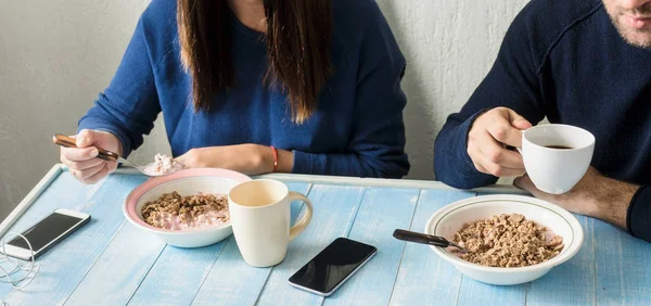 Пара Едят Кашу Йогуртом Пить Кофе Здоровая Концепция Завтрака — стоковое фото