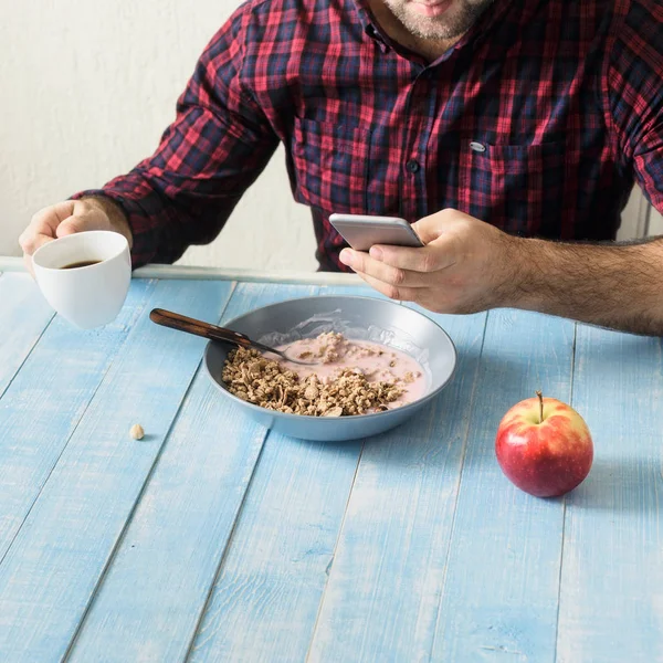 Человек Ест Кашу Йогуртом Помощью Смартфона Здоровая Концепция Завтрака — стоковое фото