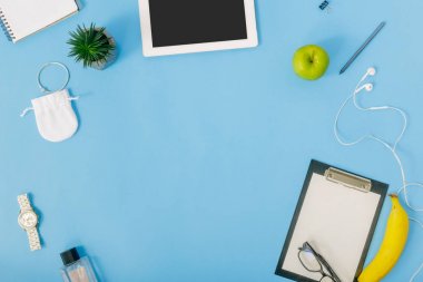  ofis işyeri kavramı, Tablet ile boş perde ve defter ile mavi arka plan, üstten görünüm panoya  