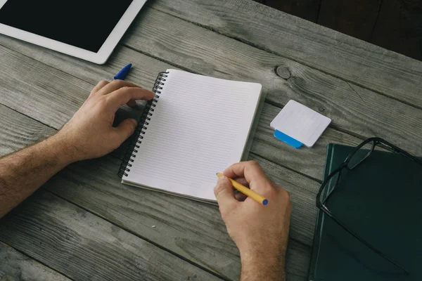 Primo Piano Mani Maschili Scrittura Taccuino Tavolo Legno Concetto Home — Foto Stock